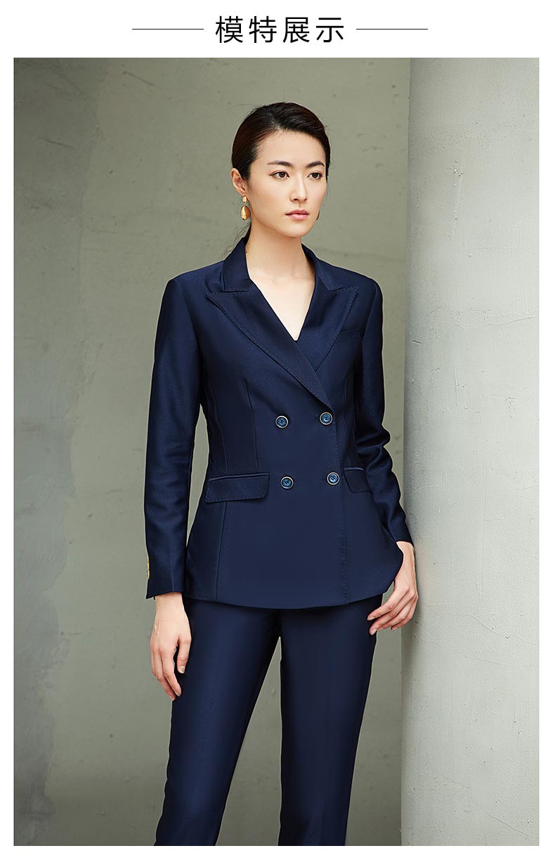 女士藍(lán)色雙排扣職業(yè)西服模特展示圖1